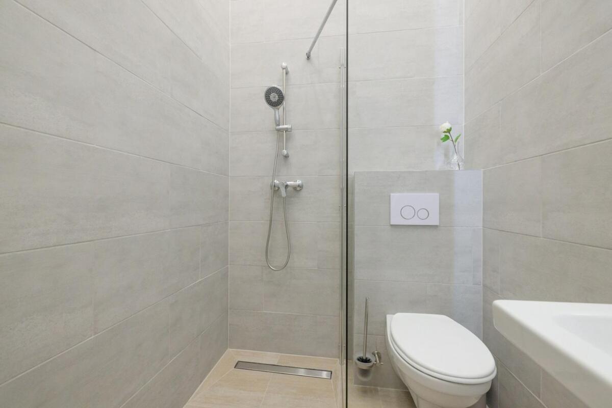 Close To Schoenbrunn I Bright Flat, Fast Wifi Apartment