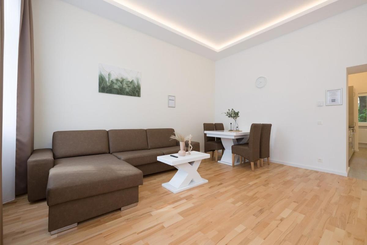 Close To Schoenbrunn I Bright Flat, Fast Wifi Apartment