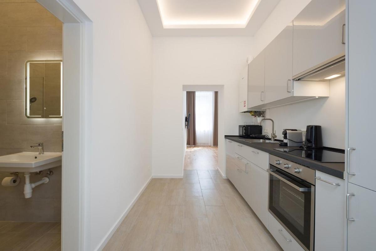 Close To Schoenbrunn I Bright Flat, Fast Wifi Apartment