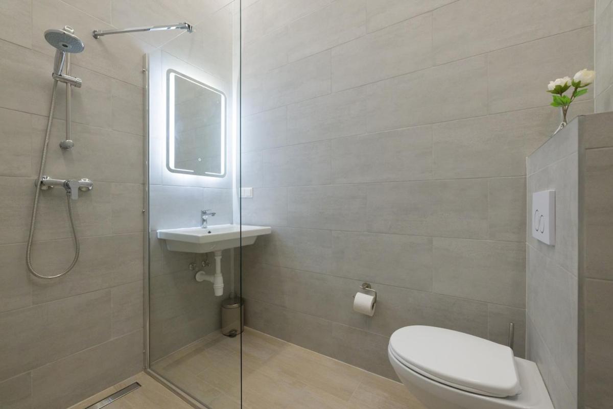 Close To Schoenbrunn I Bright Flat, Fast Wifi Apartment