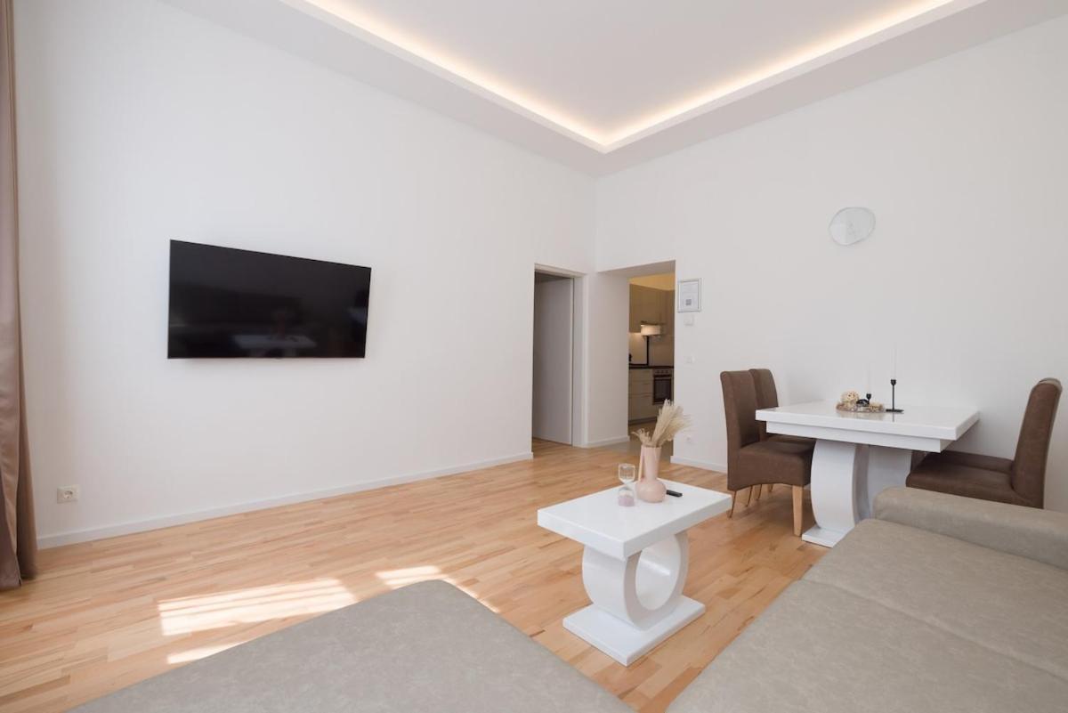 Close To Schoenbrunn I Bright Flat, Fast Wifi Apartment Wien